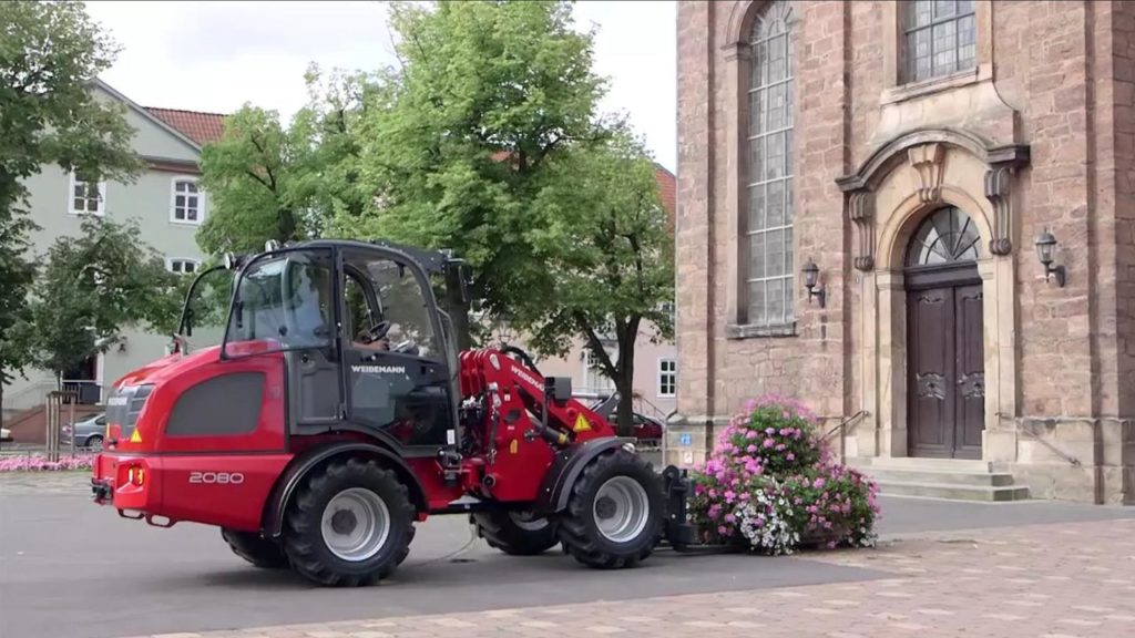 Chargeurs sur pneus, chariots téléscopiques, tracteurs porte-outils, tout votre matériel et engins pour les collectivités